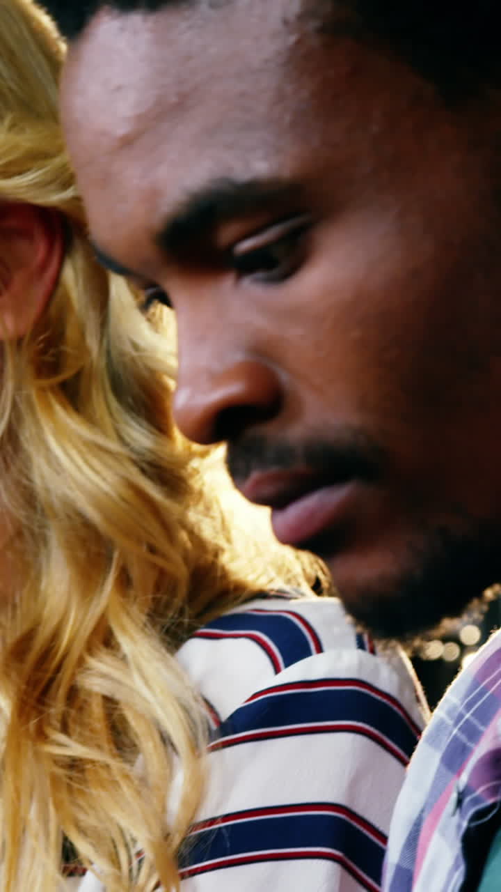 amigos que usan tabletas digitales y portátiles