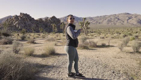 Mädchen-Fotografiert-Joshua-Tree-Nationalpark-In-Der-Wüste-Kaliforniens-Mit-Einer-Sony-A1-Kamera-–-Auf-Ihrem-Handy