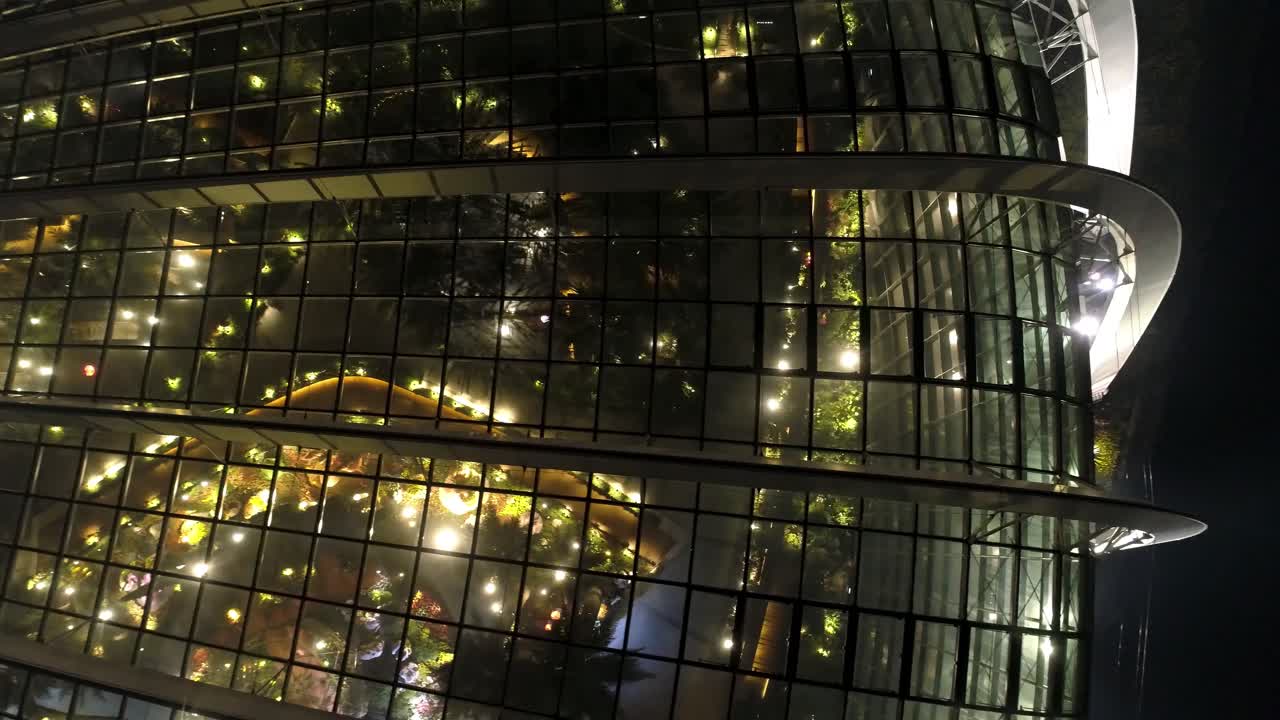 Jardines junto a la bahía por la noche