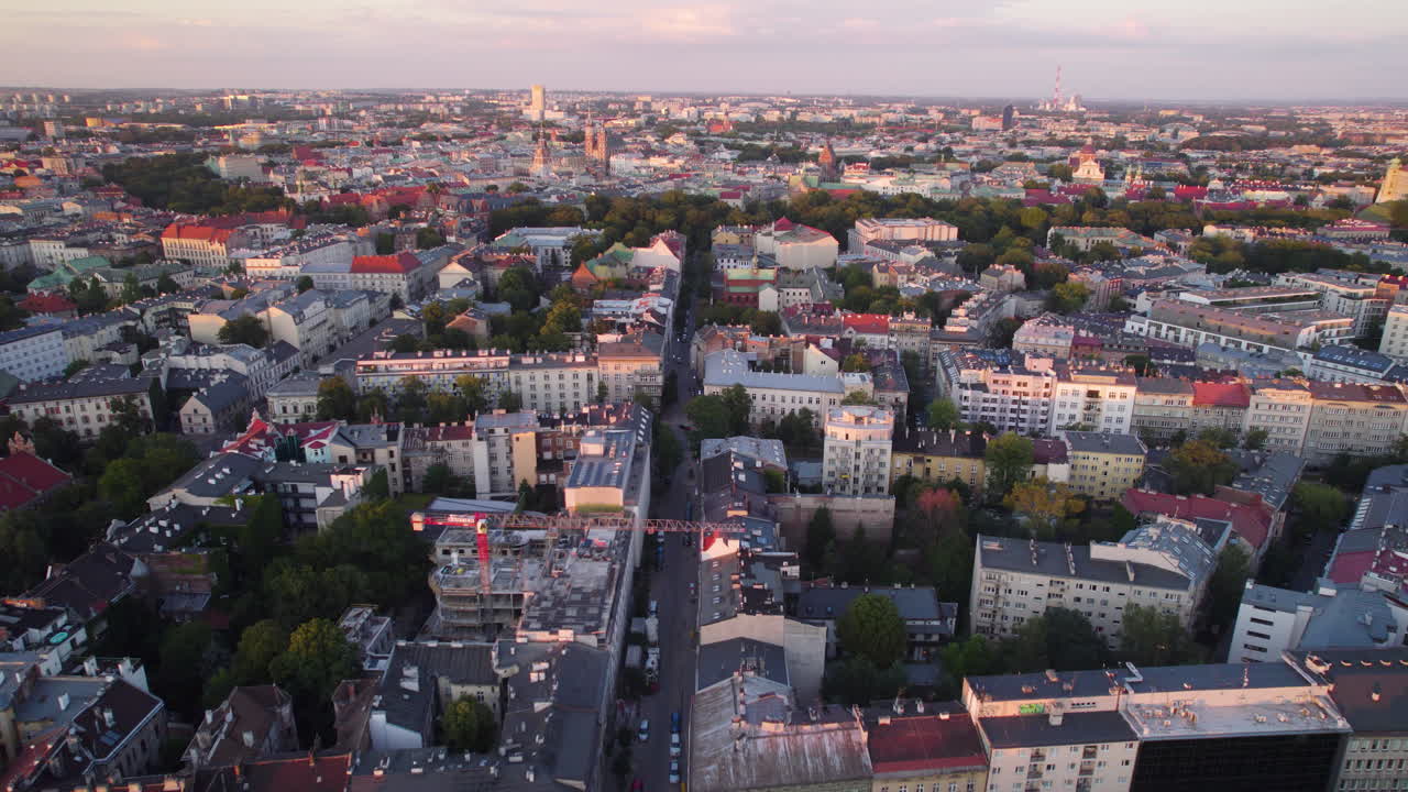Dzielnica śródmiejska Krakowa i Stare Miasto o wschodzie słońca, Polska, Widok z lotu ptaka.
