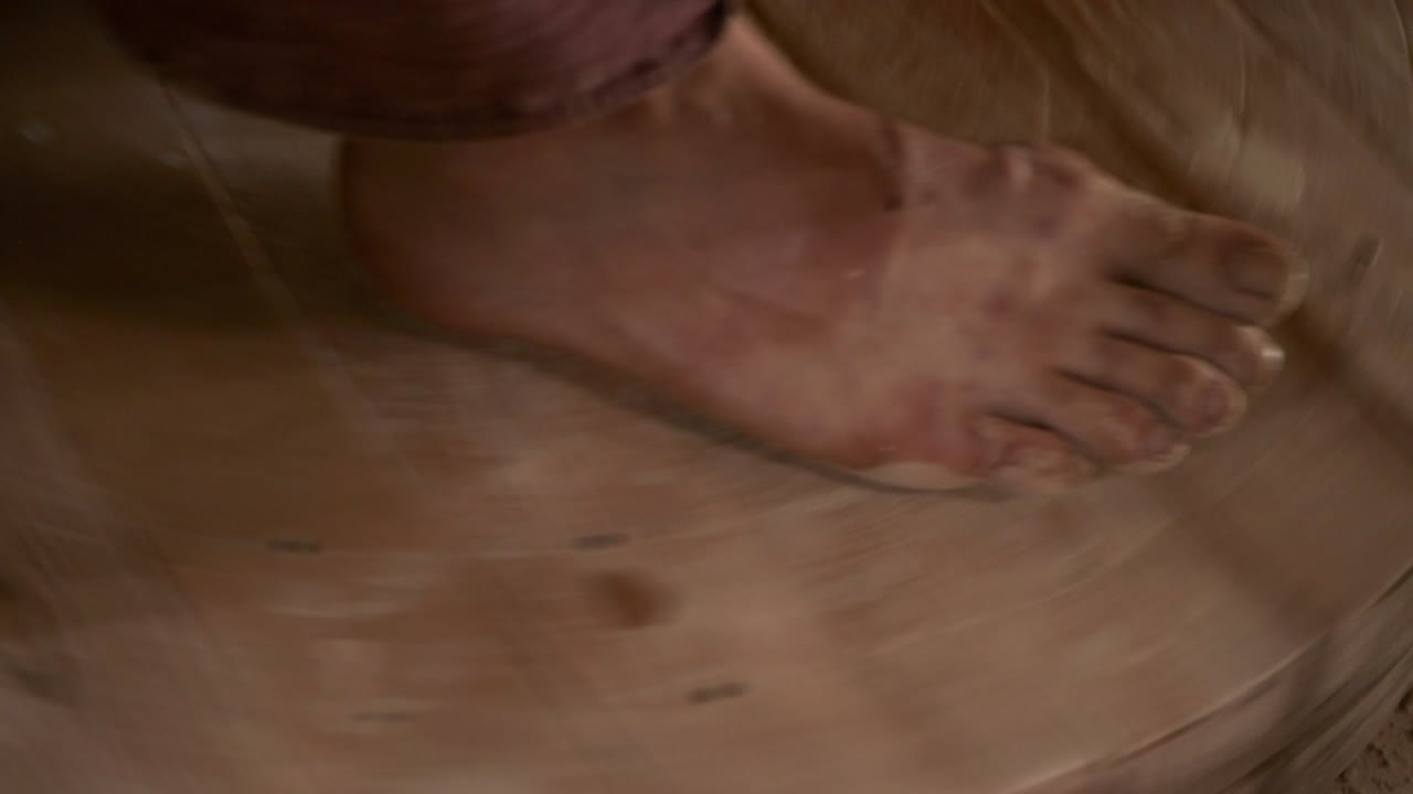 도자기는 도자기 바의 나무 바를 발로 회전시니다.