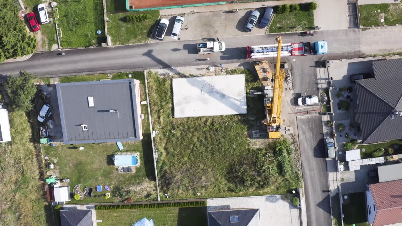 cimientos de hormigón y grúa móvil en construcción residencial