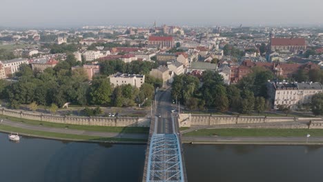 Toma-Aérea-De-Drones-Del-Barrio-De-Kazimierz-En-Cracovia,-Polonia,-Con-El-Río-Vístula-Al-Amanecer.