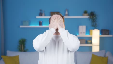 el hombre que mira a la cámara con emoción y alegría ve el fracaso con asombro.