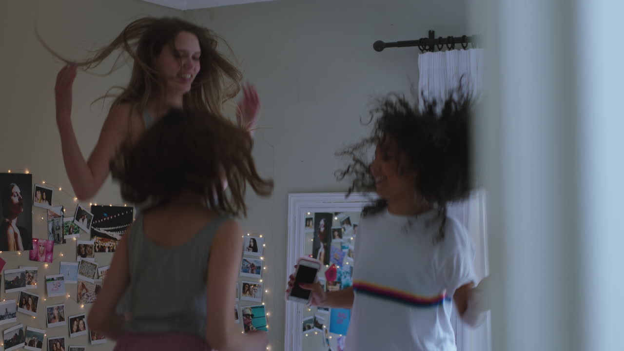 adolescentes felices saltando en la cama en casa mejores amigas celebrando juntos disfrutando del fin de semana de vacaciones