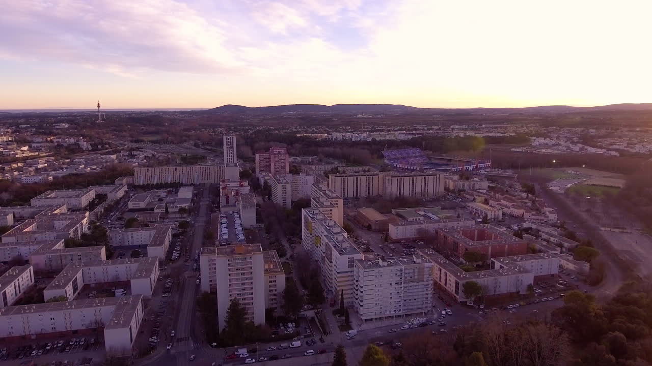 vista aérea del barrio de la paillade durante las llamaradas al atardecer y el mar