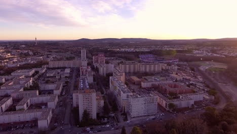 Vista-Aérea-Por-Drones-Del-Barrio-De-La-Paillade-Durante-Las-Bengalas-Del-Atardecer-Y-El-Mar