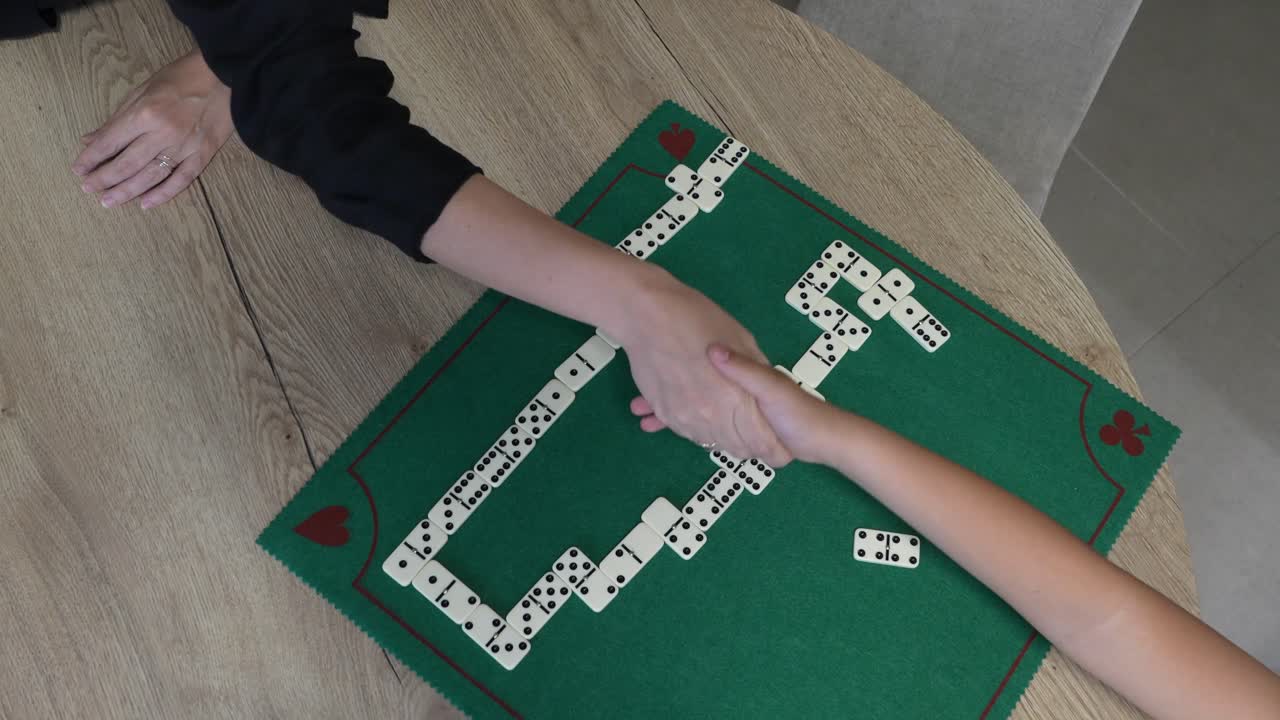 Stretta di mano a domino