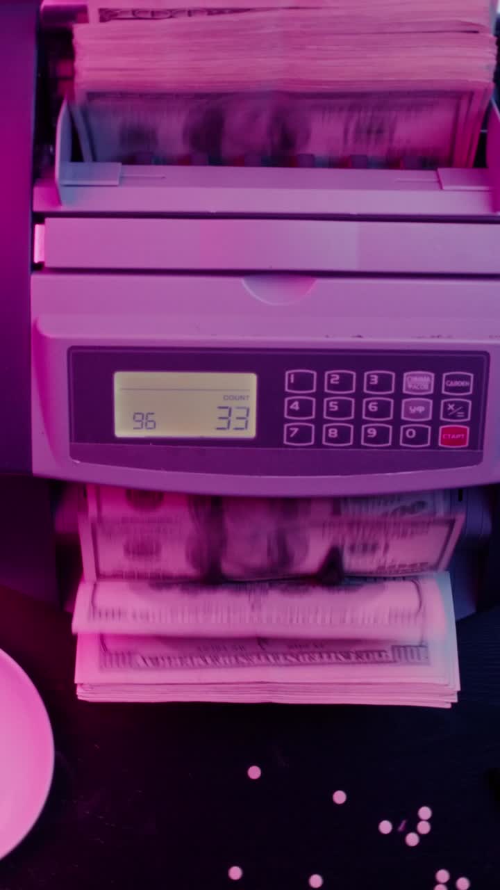 contar dinero con una máquina