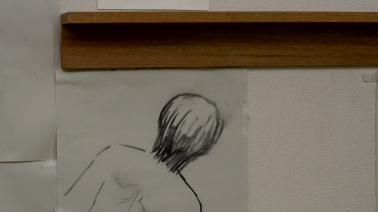 손으로 그린 그림으로 가득한 벽