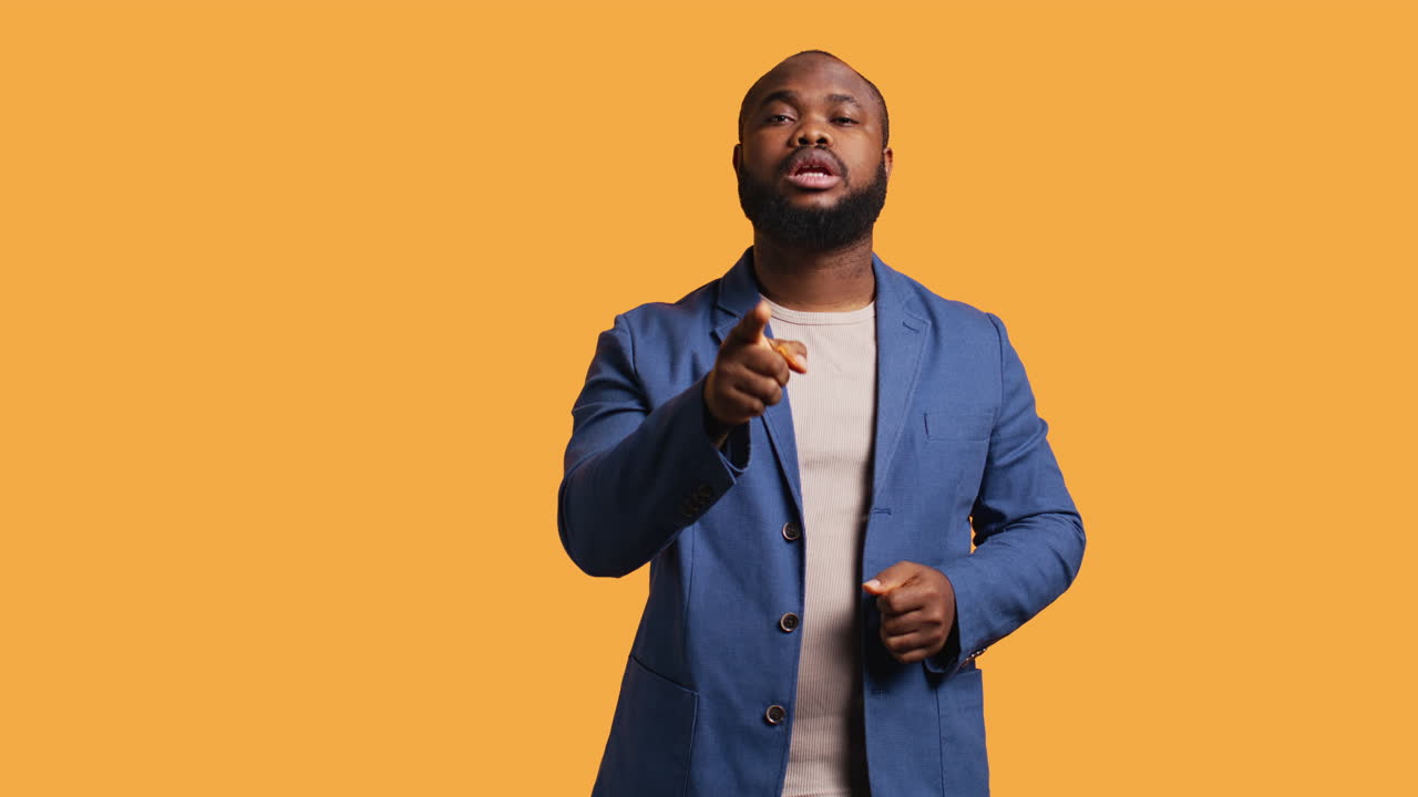 persona molesta en desacuerdo con el cónyuge, señalando con el dedo y enseñándole