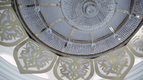 un primer plano de una candelabro elegante en un interior adornado