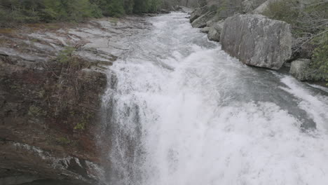 panorámica lenta hacia abajo de la toma aérea de la cascada