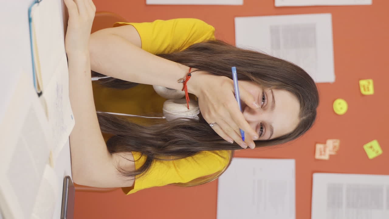 video vertical de una tímida niña viviente mirando a la cámara.