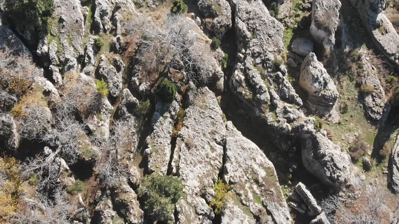 Filmato drone su un labirinto di roccia naturale e aspre formazioni calcaree ad Akkar, Libano. Ideale per viaggi d'avventura, geologia, documentari naturalistici, esplorazione all'aperto e riprese aeree panoramiche.