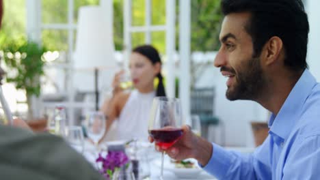 Freunde-Interagieren-Miteinander,-Während-Sie-Wein-Trinken