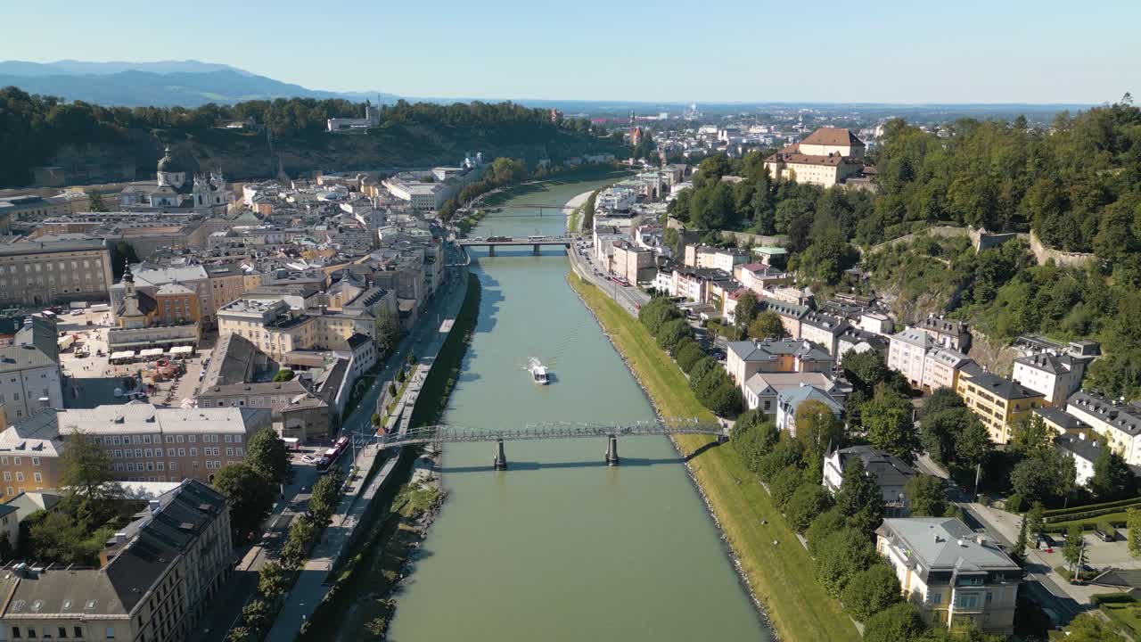 Drone che scende per rivelare il ponte pedonale sul fiume Salzach a Salisburgo, Austria
