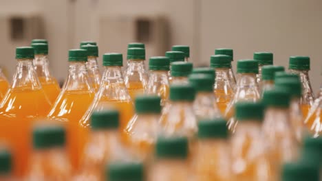 botellas de jugo envasadas en movimiento en la línea de producción