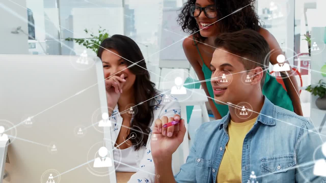 animación de una red de iconos de perfil sobre diversos colegas discutiendo en una computadora en la oficina
