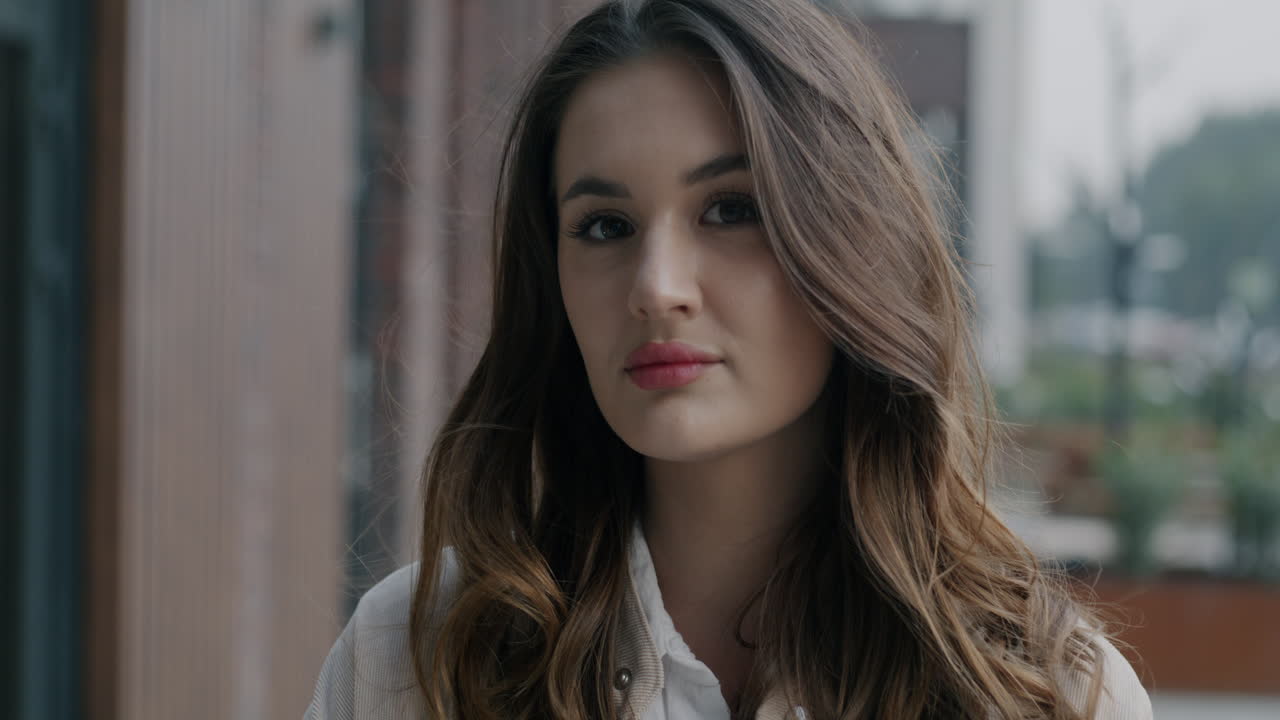 retrato de una mujer joven al aire libre