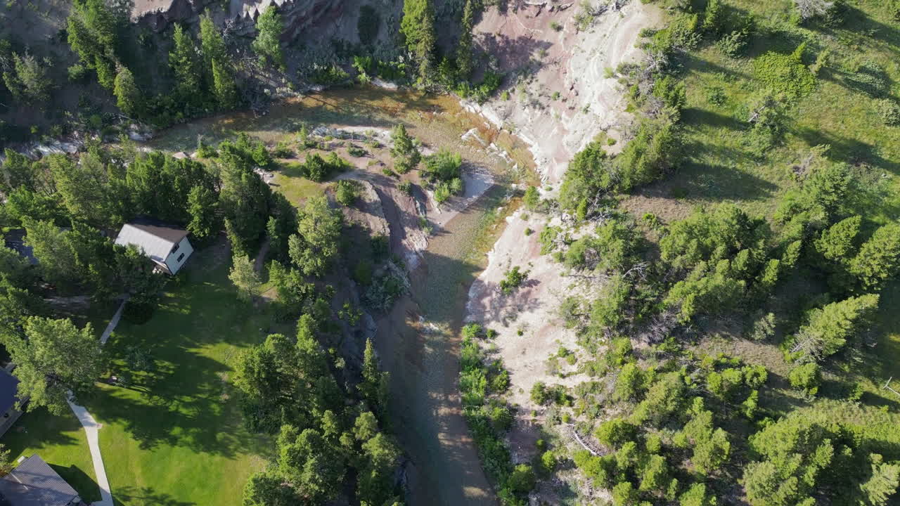 해가 지면 여름 캠프 강 오두막  ⁇ 에