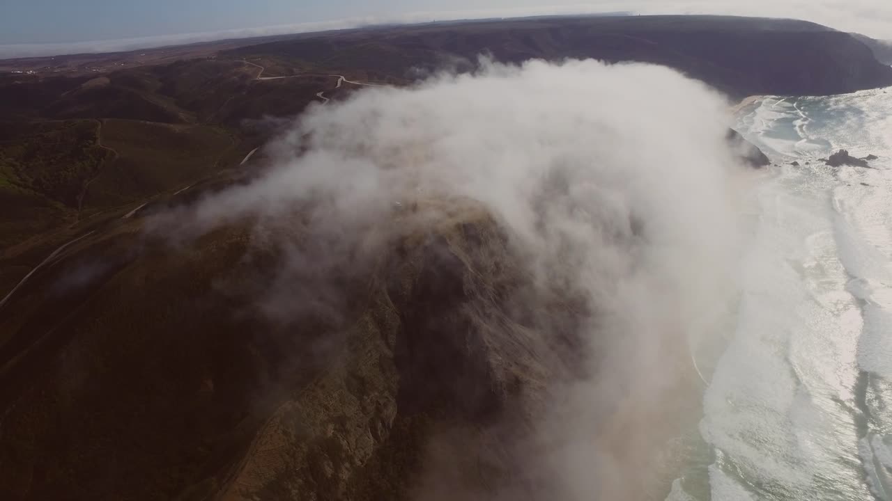 niebla marina en la playa de cordoama y castelejo en el algarve, portugal