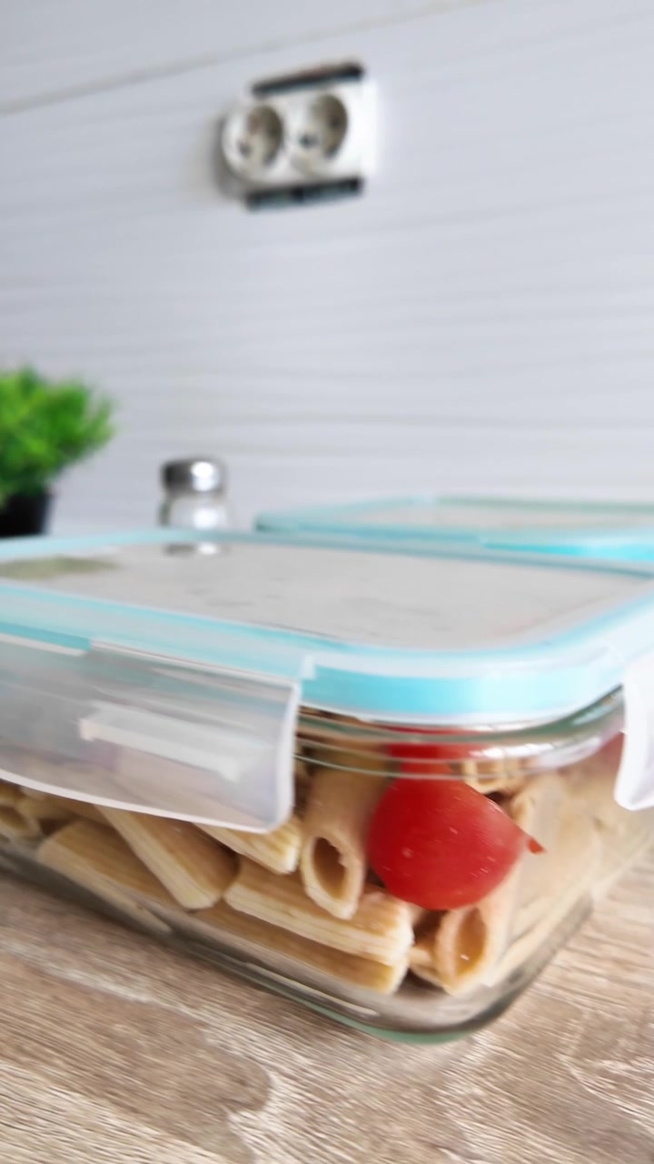 Contenitori per la preparazione dei pasti settimanali pronti per un'alimentazione sana.