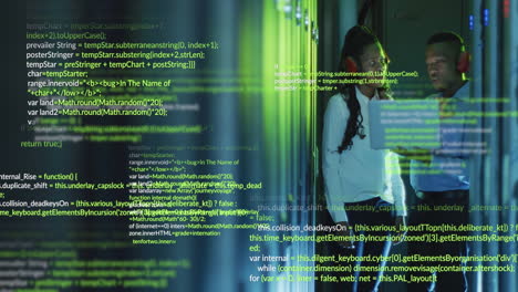 animación del procesamiento de datos sobre ingenieros afroamericanos masculinos y femeninos que trabajan en la sala del servidor