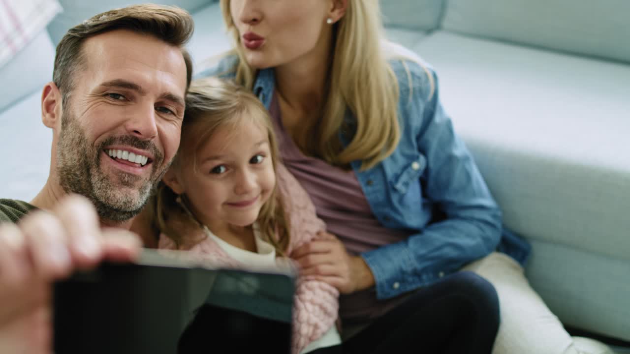 Famiglia giocosa che si scatta un selfie
