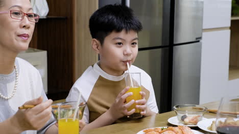 주스를 마시는 아시아 소년.