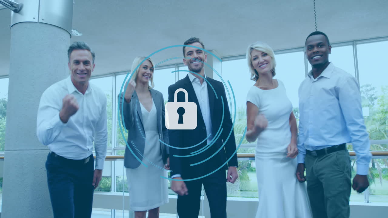 animación del icono del candado sobre diversas personas en la oficina