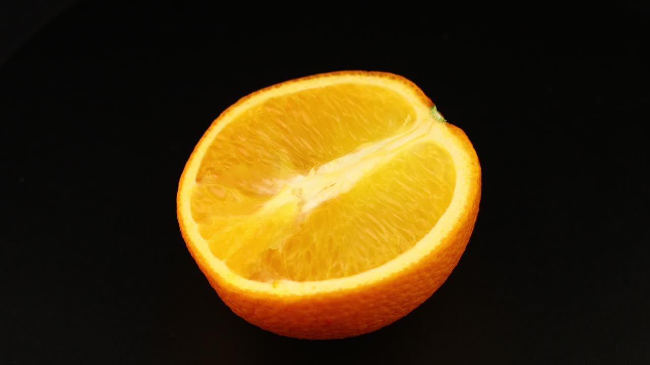 Oranger Wirbel auf schwarzem Hintergrund