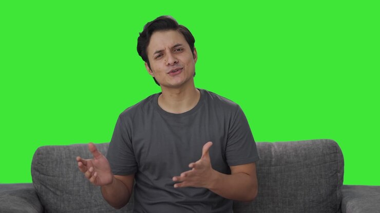 hombre indio feliz hablando con la cámara pantalla verde