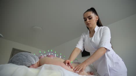 sesión de terapia de ventosas