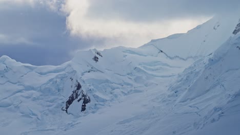 Antarktis-Winterberglandschaft-Bei-Sonnenuntergang-Mit-Gletscher,-Wunderschöne-Blaue-Dramatische-Antarktislandschaft-Mit-Kalter-Eisszene,-Nahaufnahme-Der-Eisgeographie-Auf-Der-Antarktis-Halbinsel-Bei-Sonnenaufgang