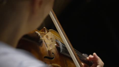 Primer-Plano-De-Las-Manos-De-Una-Mujer-Violinista-Y-El-Violín-Tocando-En-Cámara-Lenta-4k