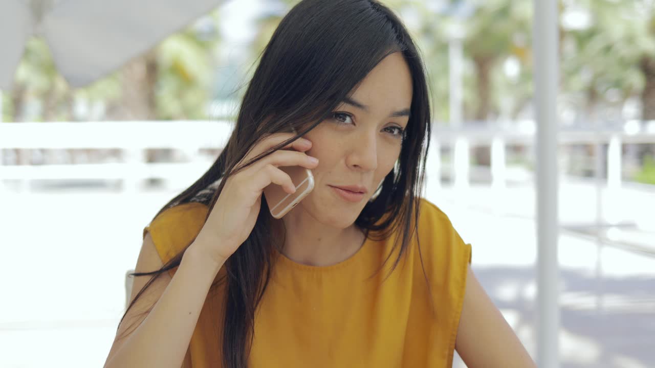 밖에서 전화를 말하는 우아한 여자