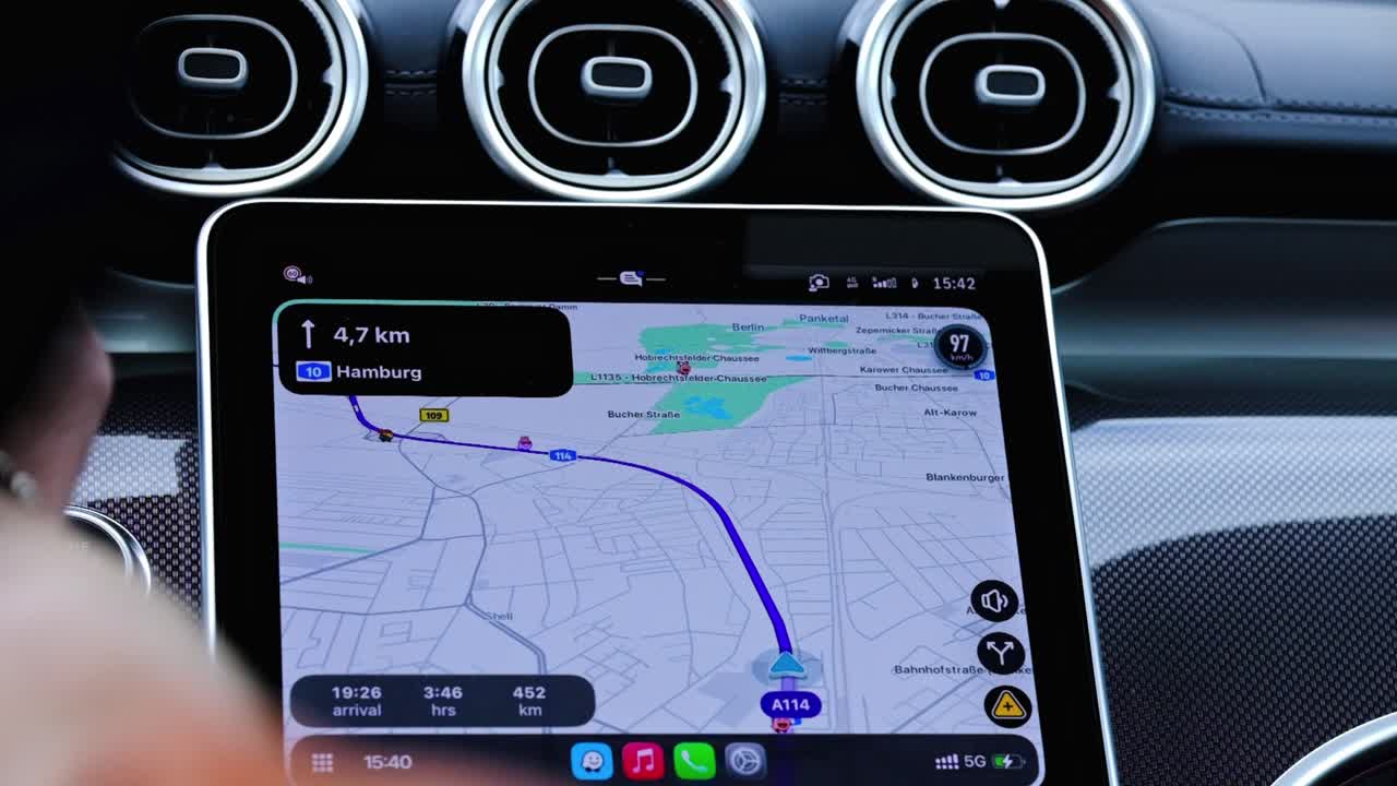 Uno schermo di navigazione su un'auto di lusso che mostra il percorso per Amburgo, Germania.