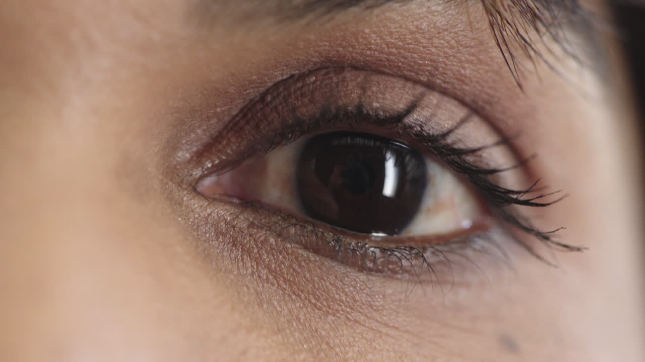 메이크업 여자 아름다움 화장품을 입고 카메라를 보는 여자 눈을 닫습니다.