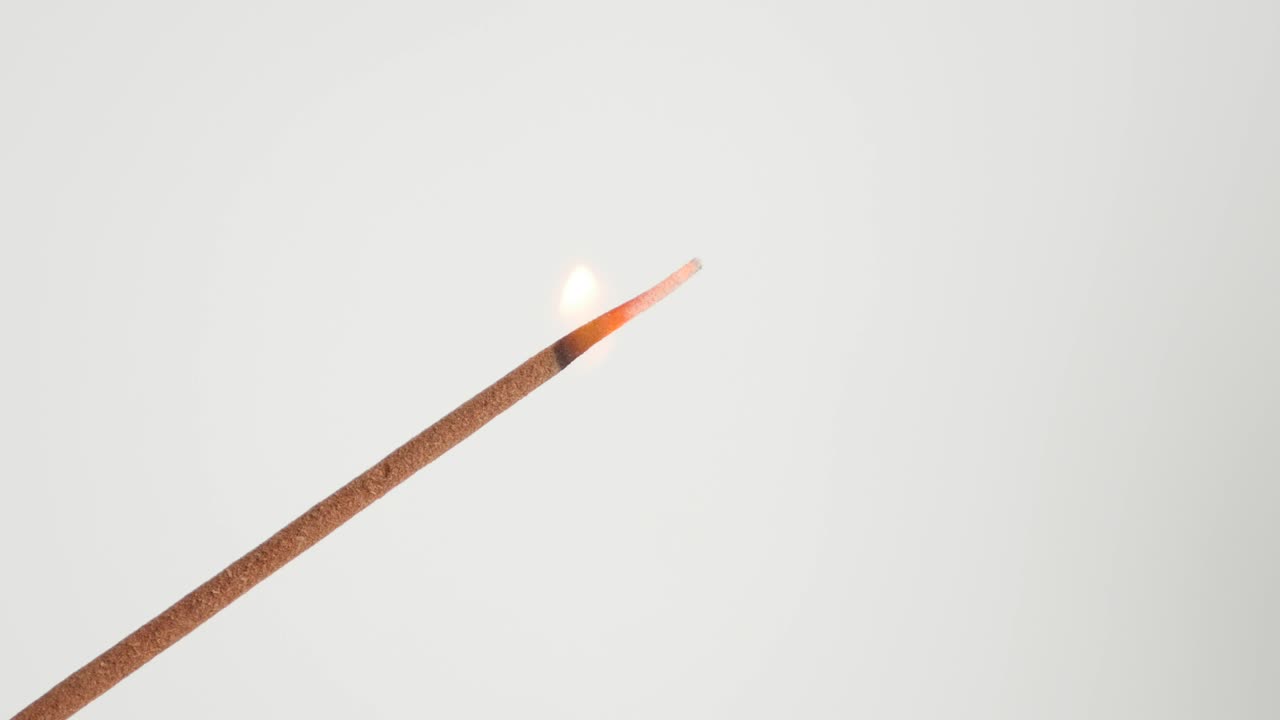 색 배경에 불타는 향기로운 연기가 퍼지는 4k 2160p 30fps 울트라하드 영상 - 명상 목적으로 향기적인 생물 물질을 태우는 3840x2160 uhd 비디오