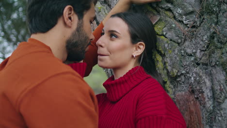 Retrato-De-Una-Pareja-Romántica-Amorosa-Cerca-Del-árbol-Mirándose-Con-Amor.