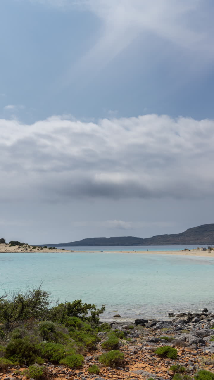 la playa de simos en la isla de elafonisos, grecia, en vertical