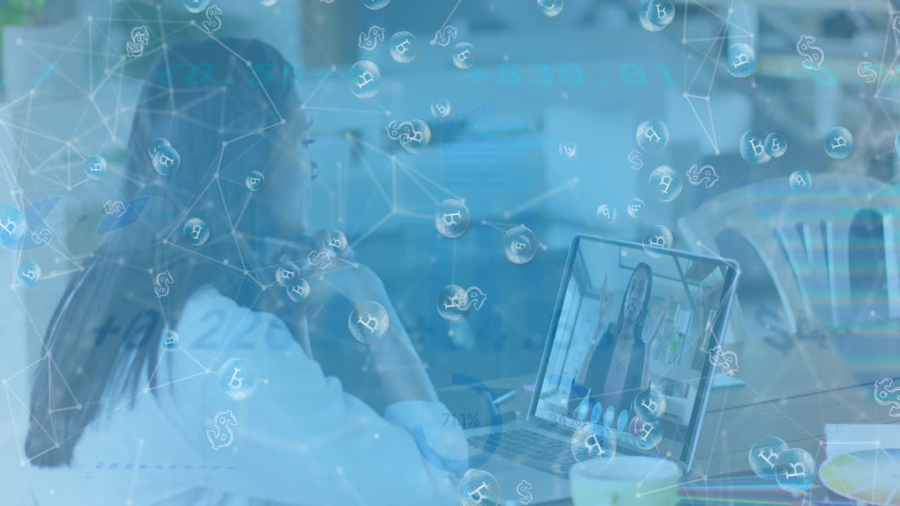 노트북 비디오 통화에서 백인 사업가 여성 위에 비트코인 표지판의 애니메이션