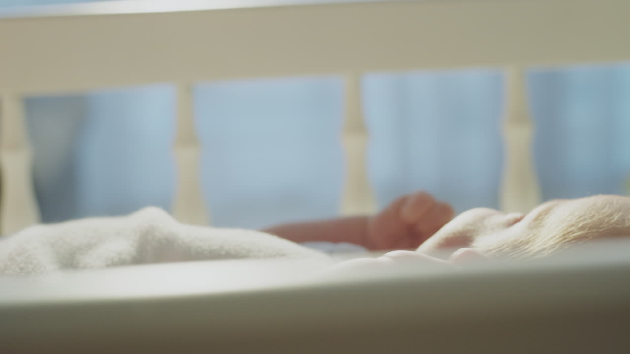 Bambino che dorme nella culla