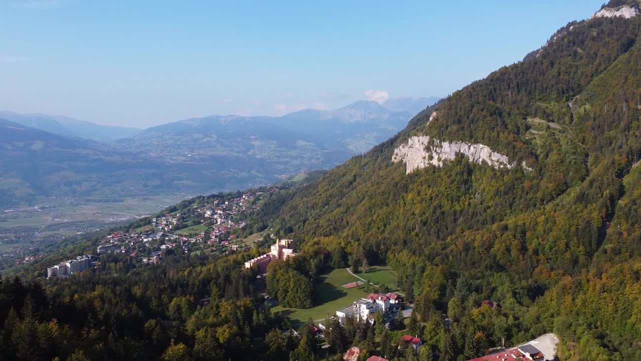 vista aérea del valle de passy y arve en los alpes franceses, alta saboya