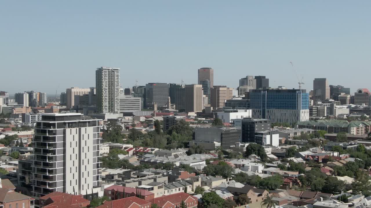 vista aérea del centro de la ciudad de adelaide en el sur de australia durante el día - disparo de drones