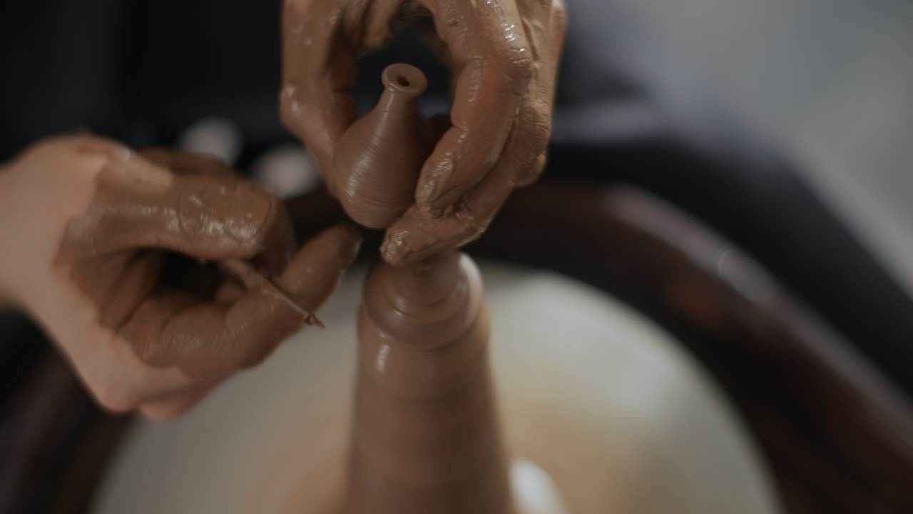 도자기 바 에 점토 를 는 손 들