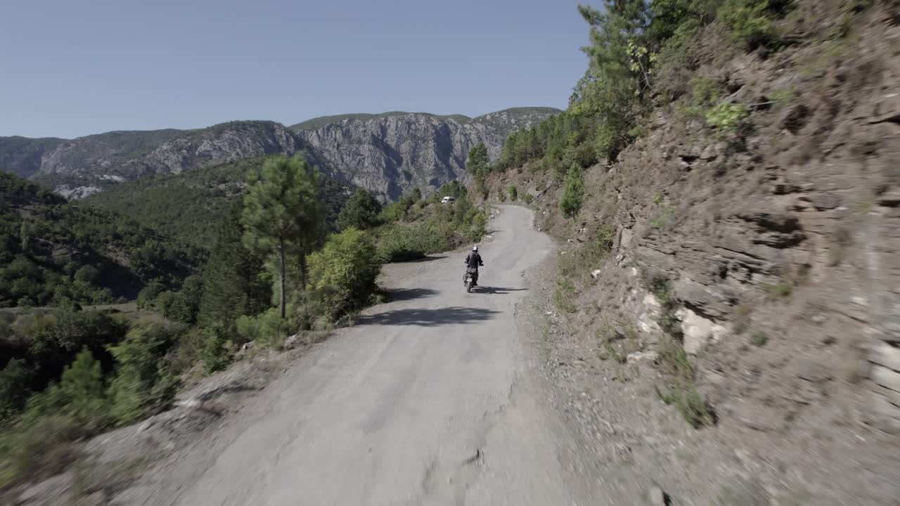 video de drone de "sígueme" filmado en sh25 en una bicicleta de trail de 800 cc, bicicleta de aventura