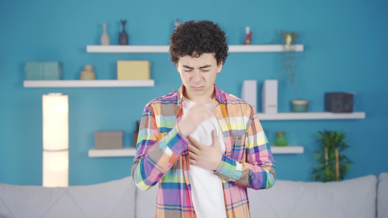 un niño con un ataque al corazón no se siente bien.