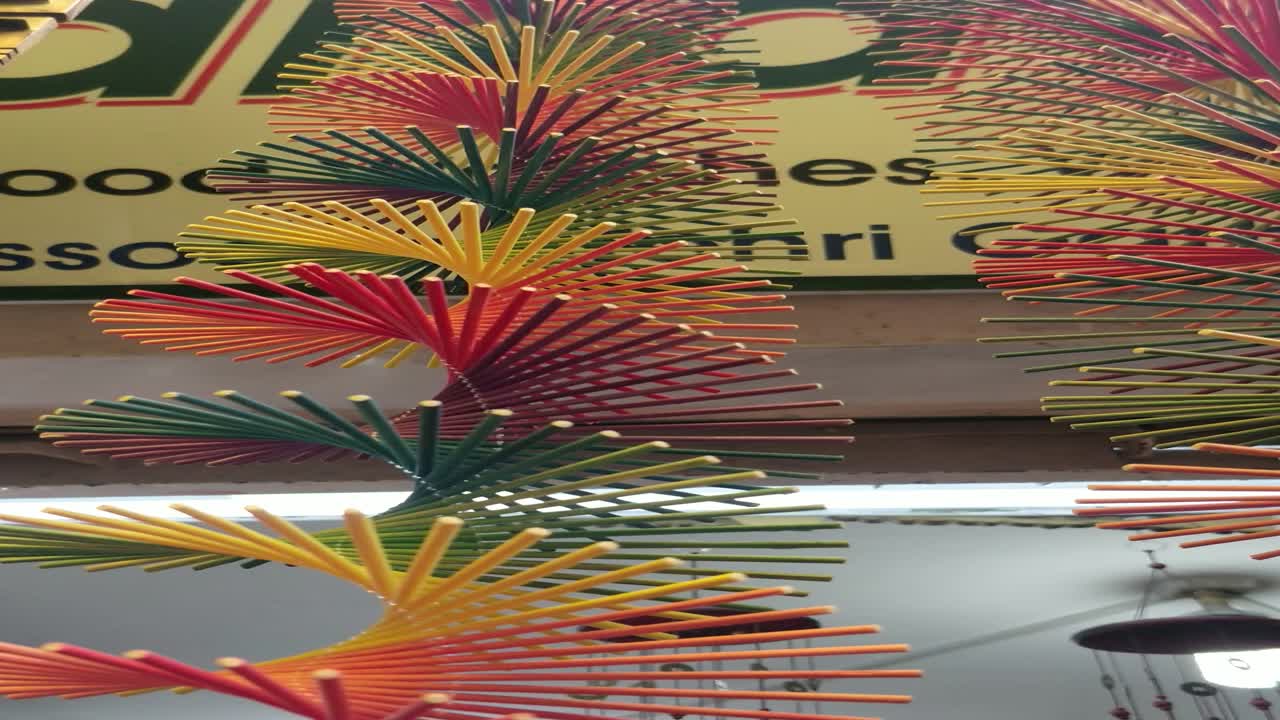 un colorido carillón de viento giratorio y fascinante en la naturaleza